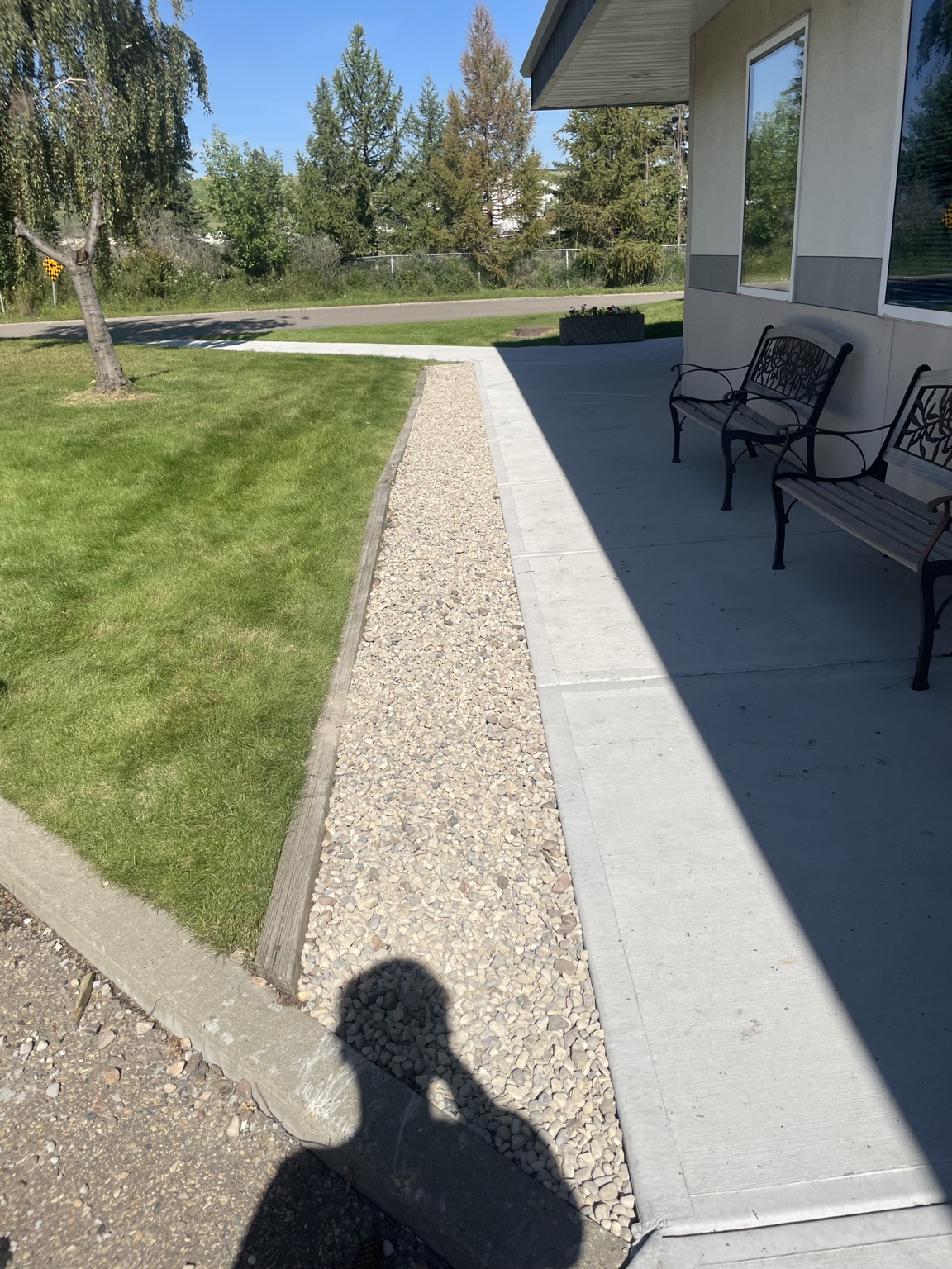 The same rock bed completely filled with fresh decorative rock and leveled after Cedarline's refresh